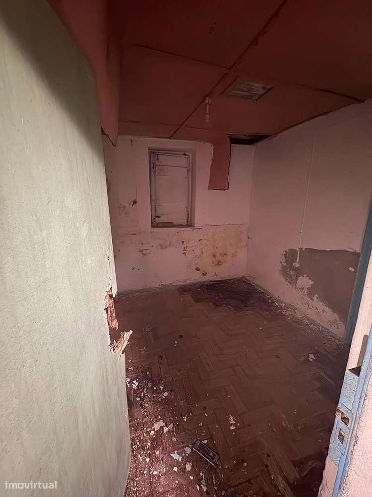Moradia térrea para reconstrução com logradouro em Moita do Norte-5