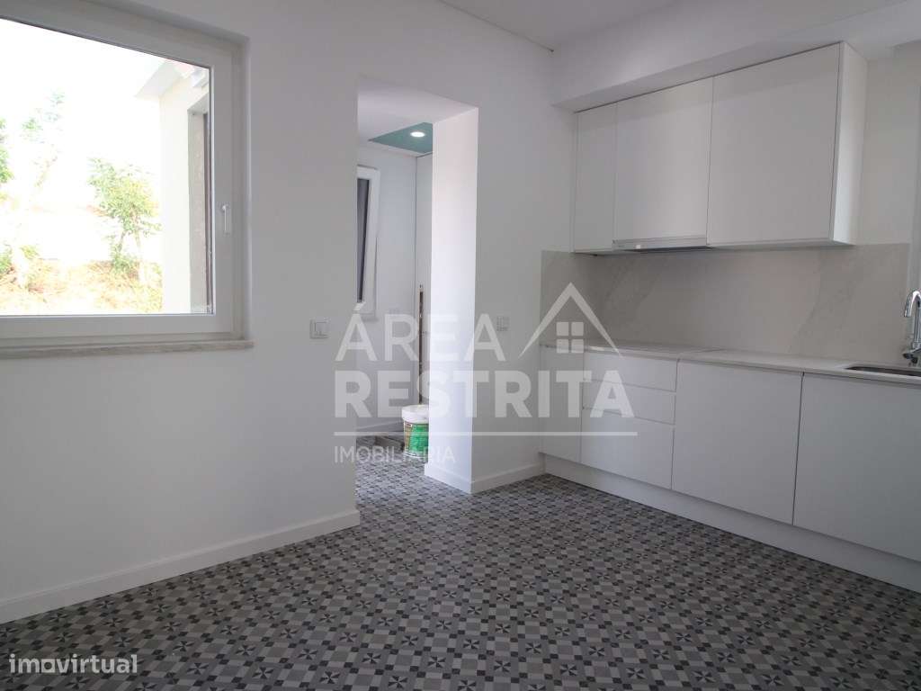 Andar de moradia T3 com quintal na Torre da Marinha, Seixal - Grande imagem: 5/32