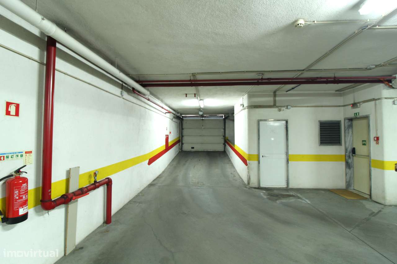 COLINAS DO CRUZEIRO -  T3 com 150 m² e 4 lugares de garagem!-25