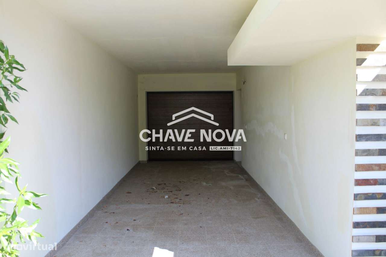 PS - Moradia T5 de 3 frentes em Pedroso em fase final de acabamentos. - Grande imagem: 3/25