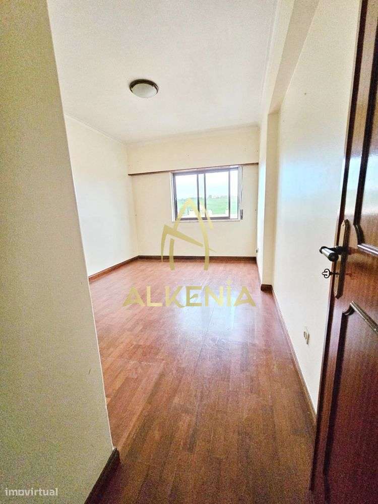 Excelente T2 com Arrecadação e Elevadores, no Casal do Cotão-6