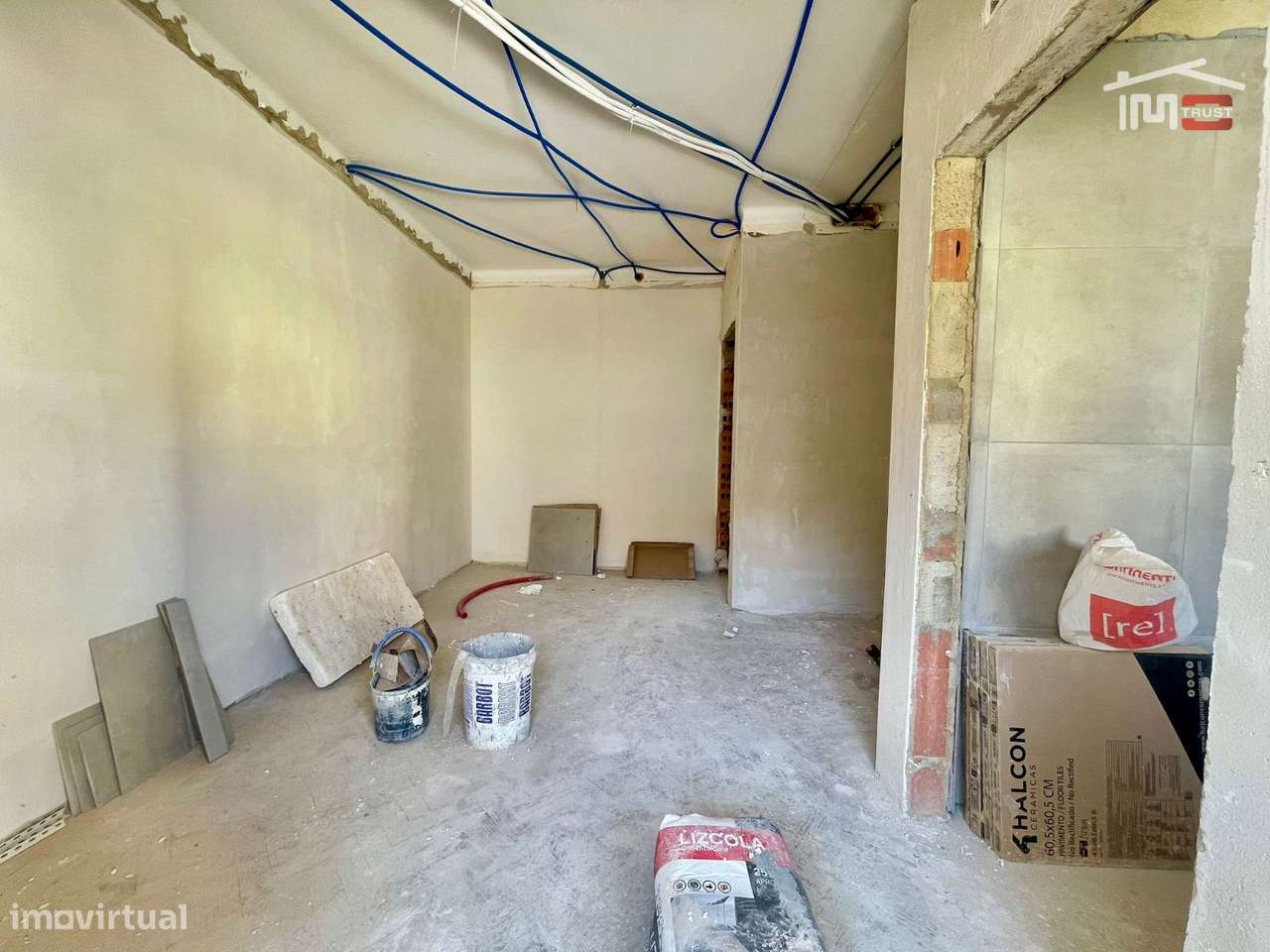T3 Totalmente Remodelado com Suite e Varanda no Alto do Seixalinho-22