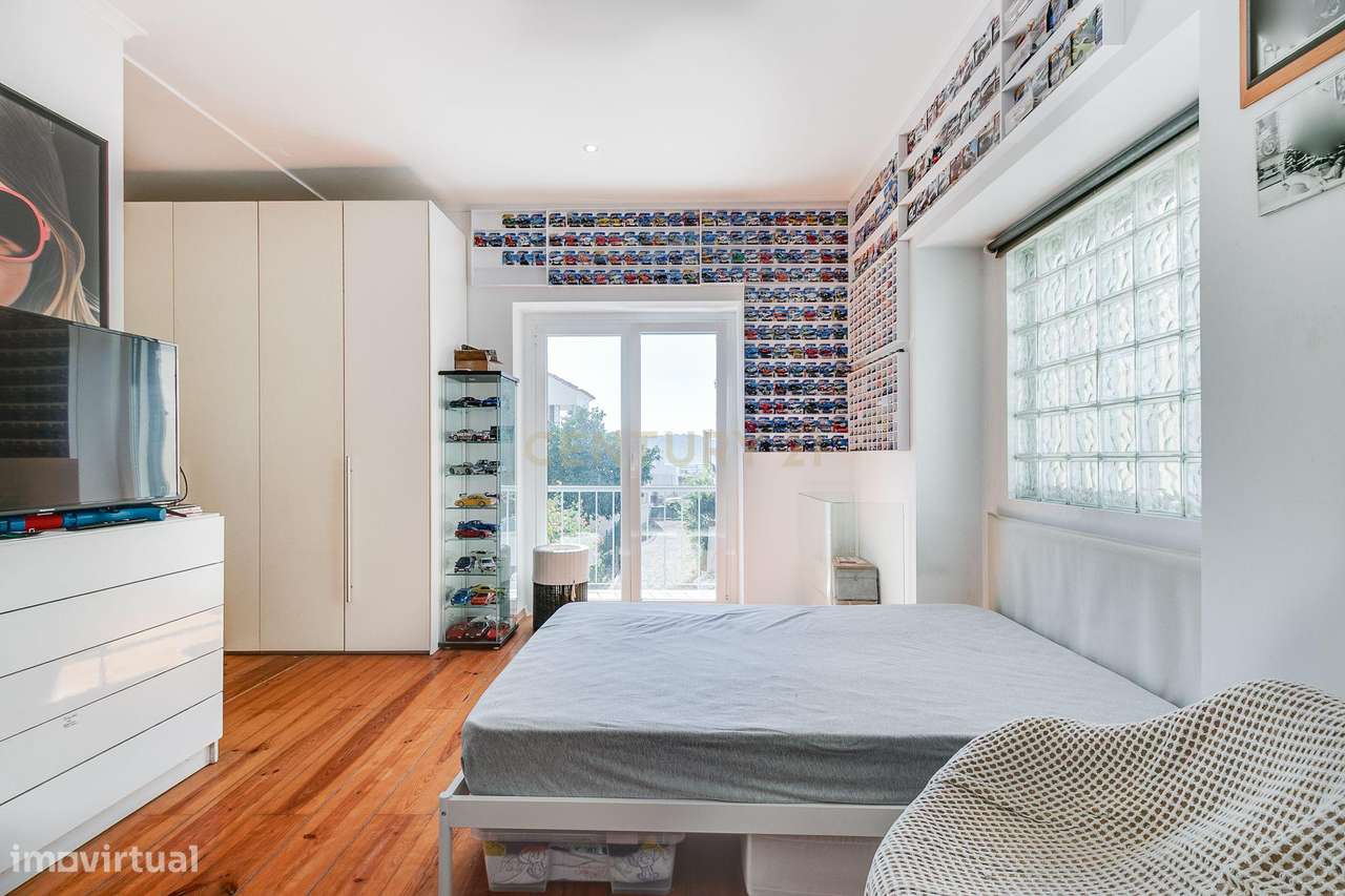 Terreno de 956m2 com duas moradias em Alcântara, Lisboa, uma T4 e T3-23