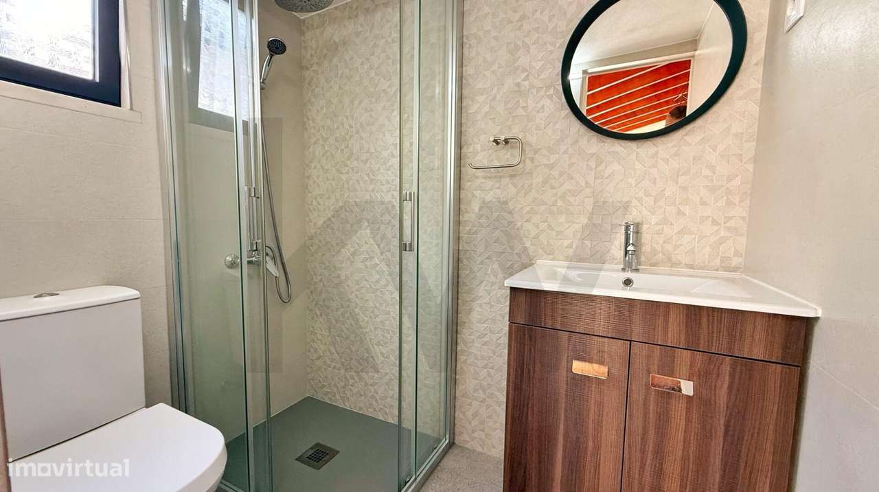 Moradia IsoladaT1+1 Totalmente Remodelada com Espaço Exterior e Garage - Grande imagem: 4/31