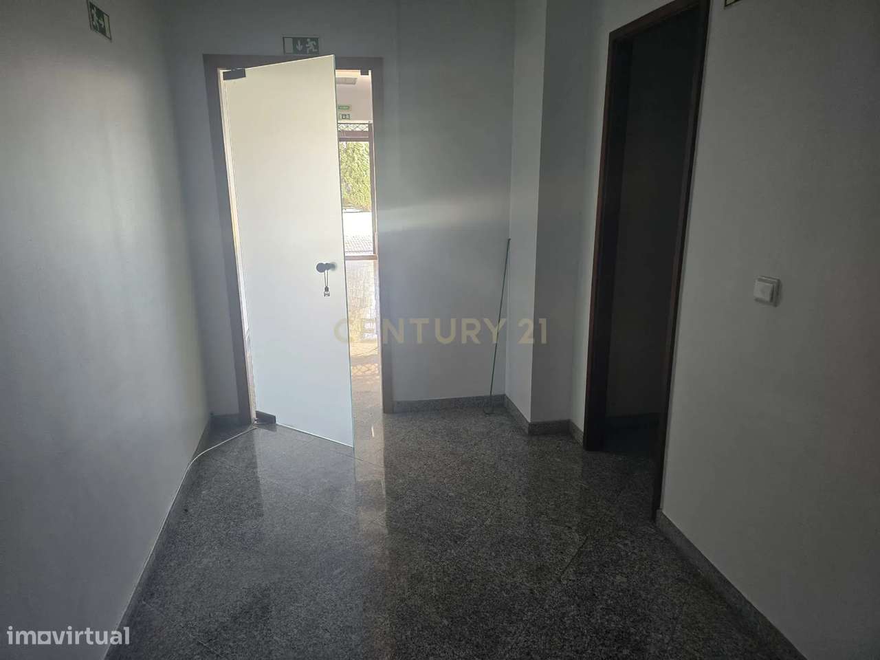 Espaço Comercial em Almada com Excelente Localização - Grande imagem: 4/5