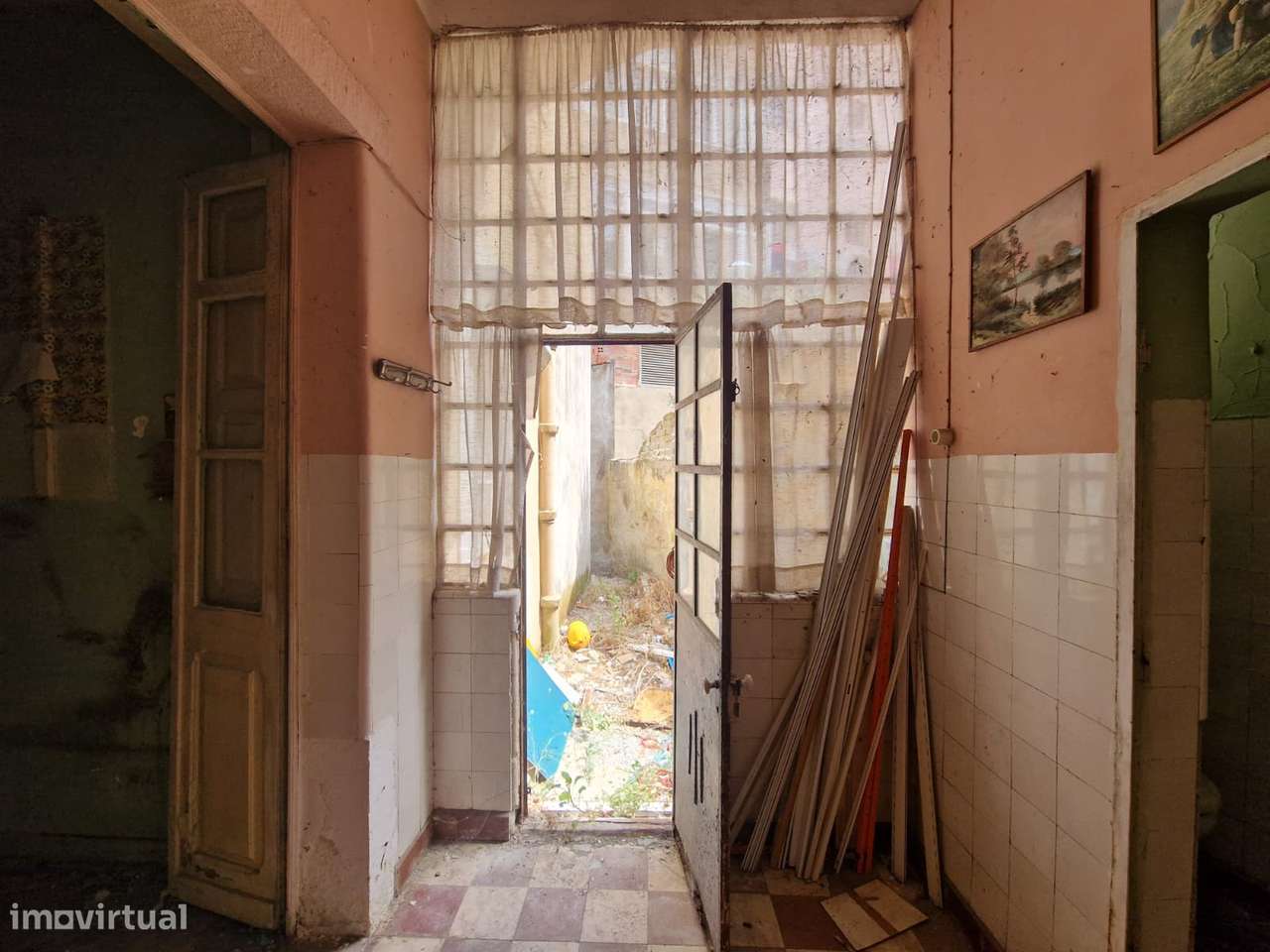 Moradia de dois pisos para remodelar - centro da Amadora-23