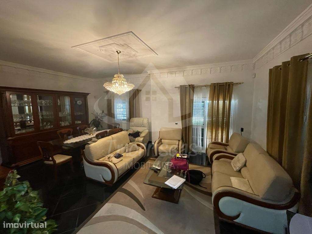 Moradia T4 com ar condicionado e garagem, localizada em Vialonga - Grande imagem: 2/33