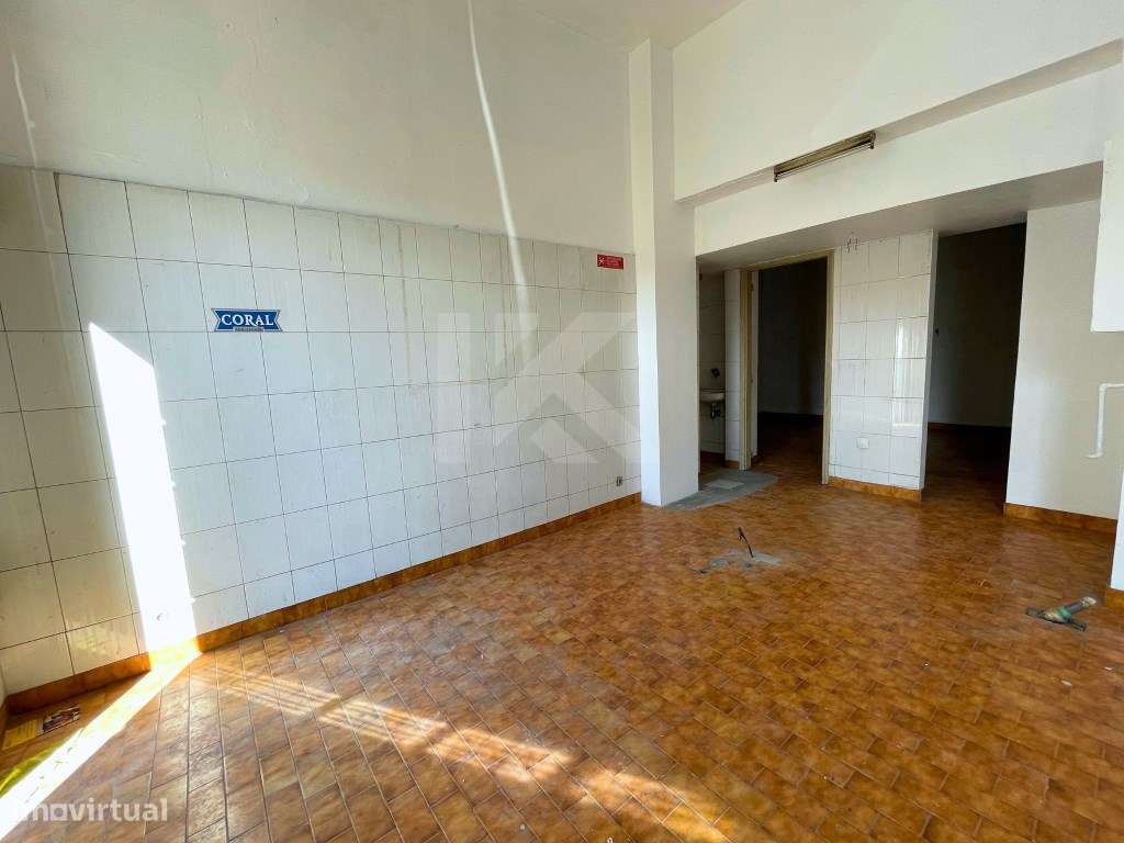 Loja para comércio e serviços no Centro de Câmara de Lobos - Grande imagem: 4/18