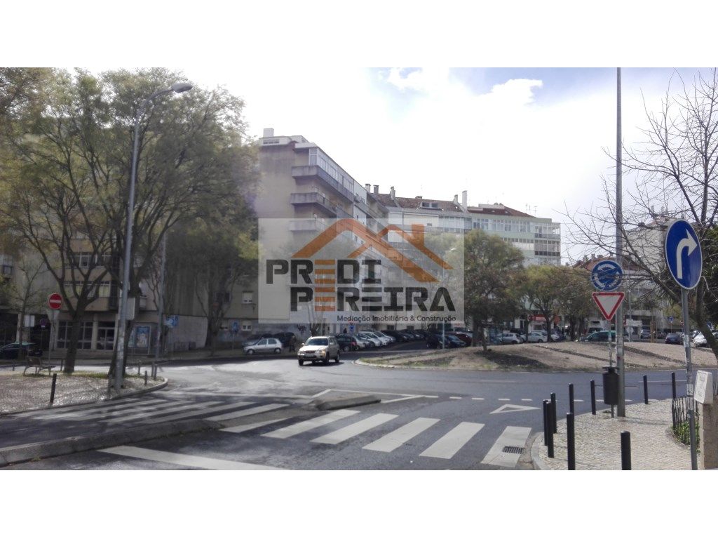 Loja situada em Benfica, com uma divisão ampla e com um p...