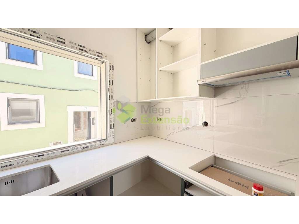 Moradia T2, Nova, com Dois Pisos, no Cadaval-4