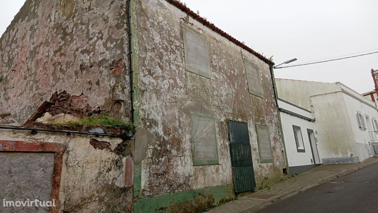 Casa Para Recuperar T4 Azores house to recover 4 Bedrooms Property