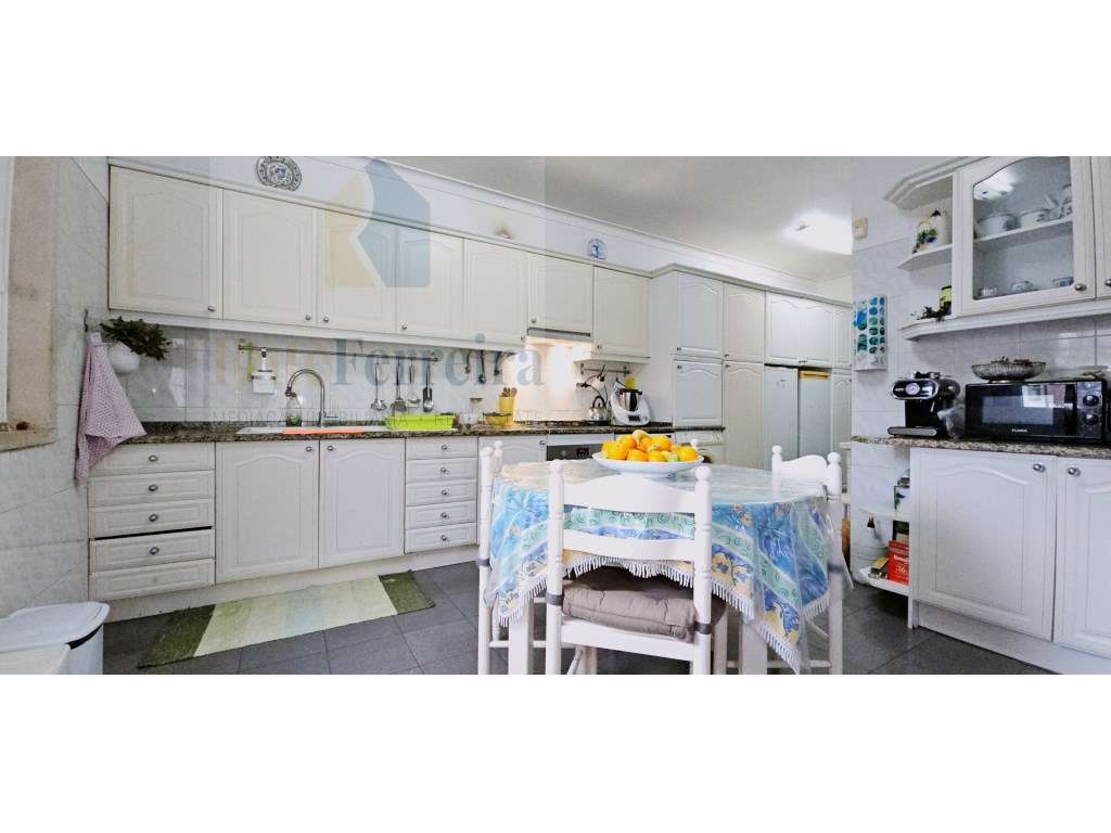 Moradia T5 com jardim privado e garagem !!-12