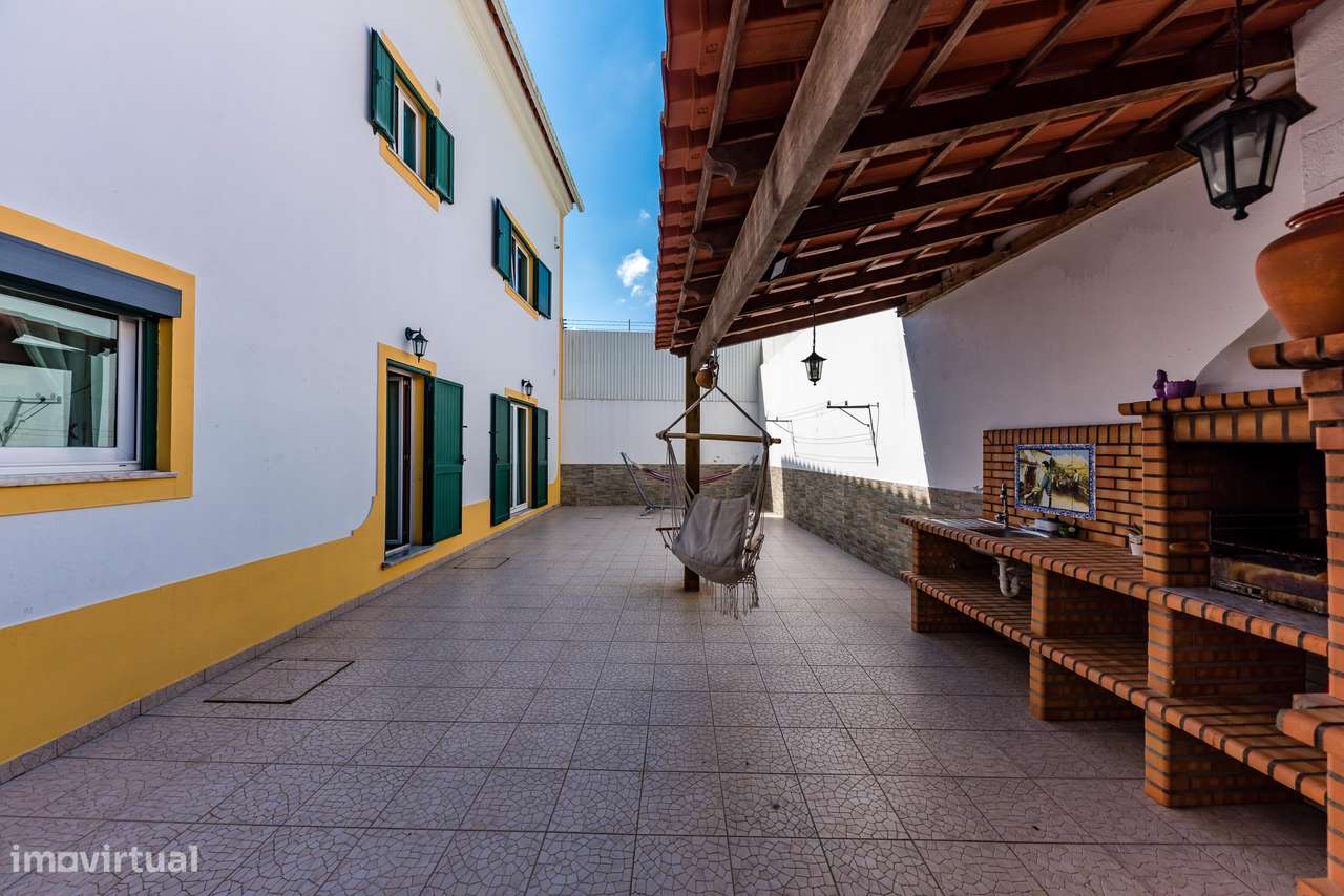 Moradia Isolada com 5 quartos| 2 Suite | Garagem e Sótão | 5m Metro-14