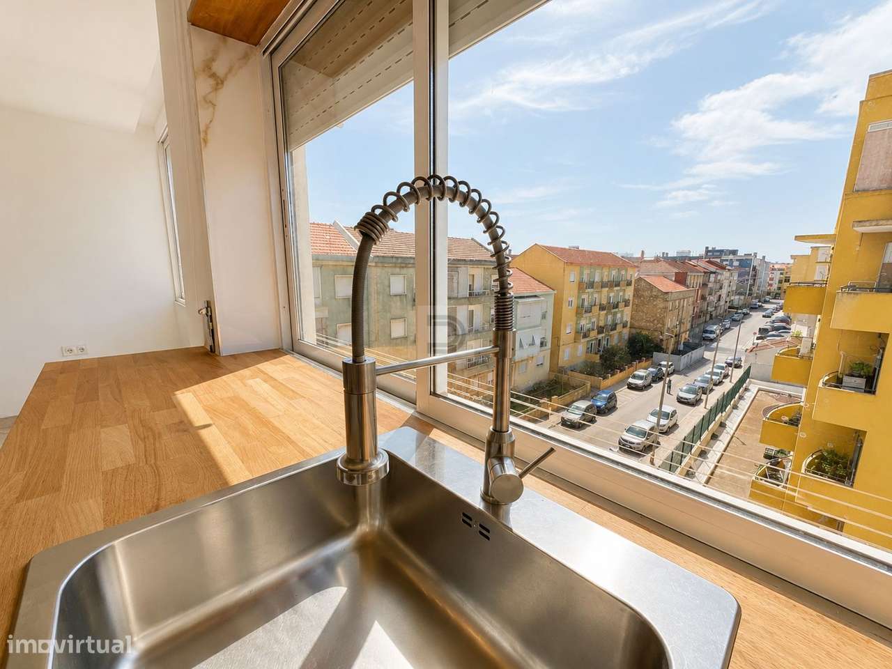 T2 remodelado de raiz no centro do Barreiro, com 3 varandas e muita lu-4