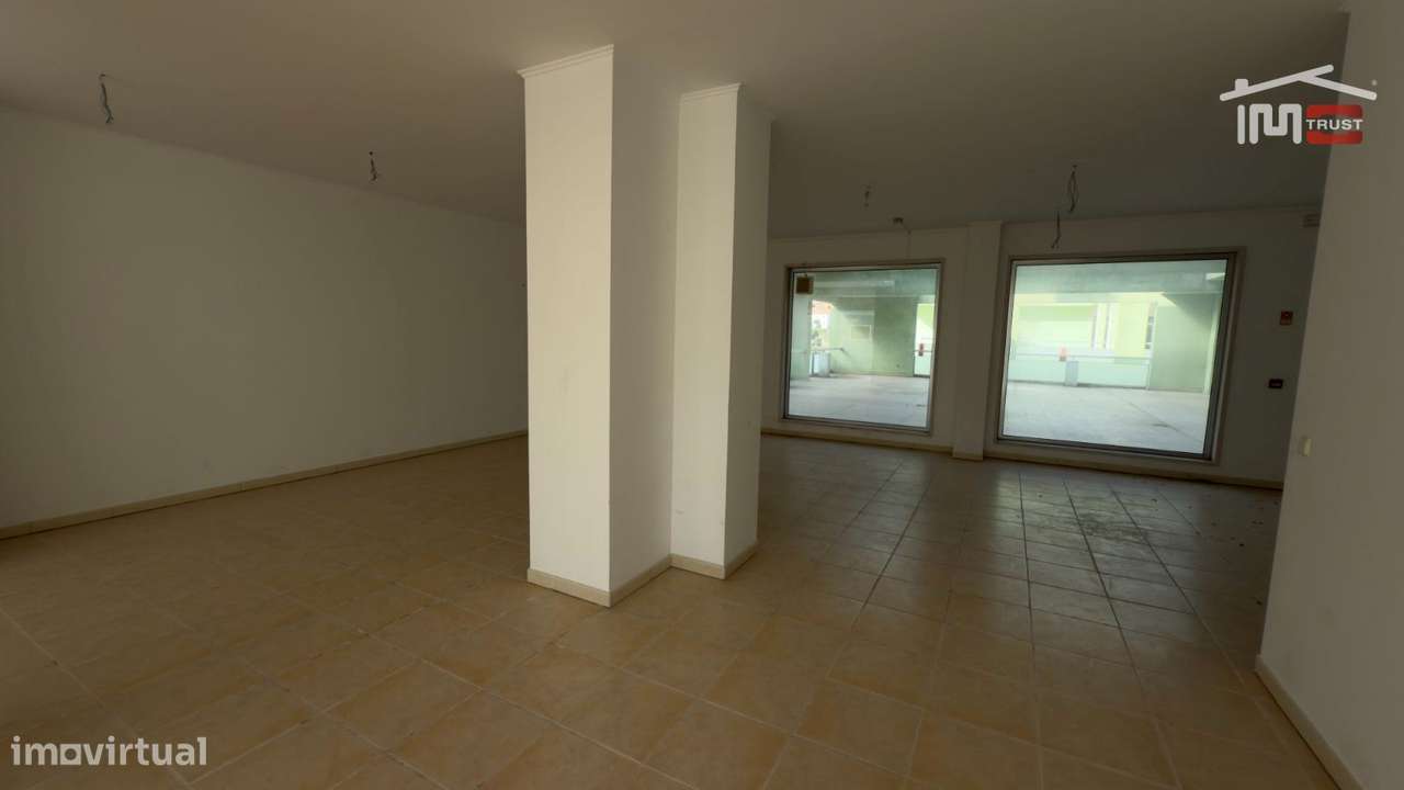 Loja 160m2 Camarate - Espaço Disponível a todas as Actividades Come...-11