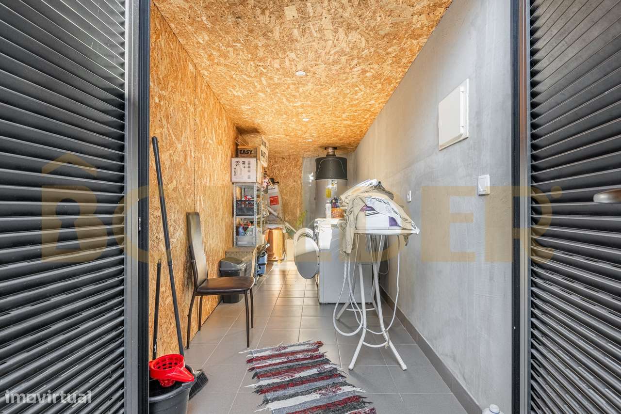 Moradia Térrea T4 de Arquitetura Moderna com Piscina-8