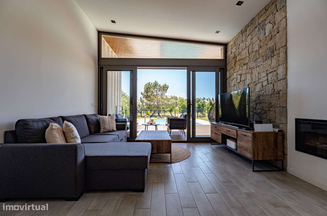 Moradia T4 Contemporânea com Piscina e Vista Desafogada-14