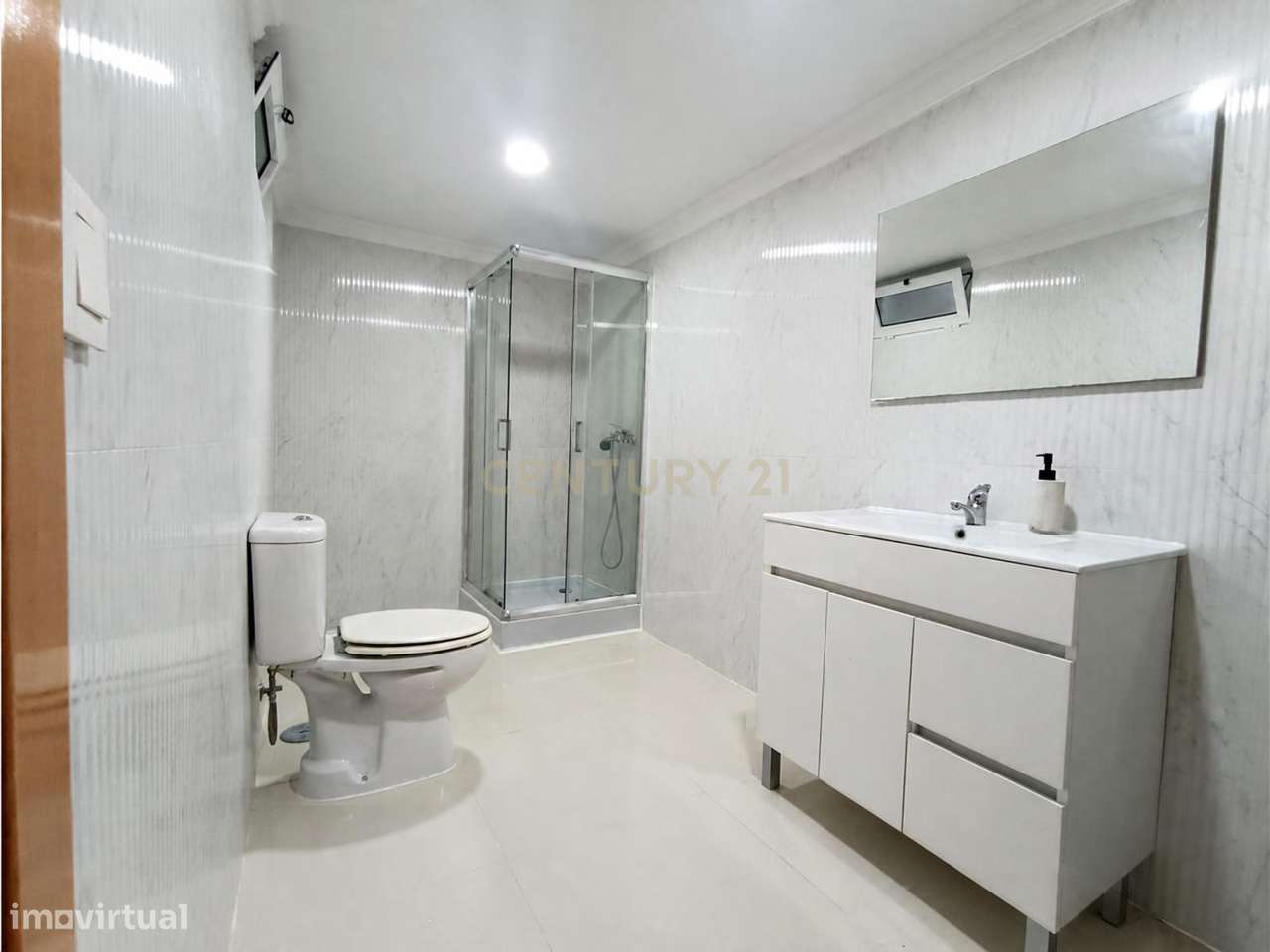T2+1 com logradouro, em Almada-17