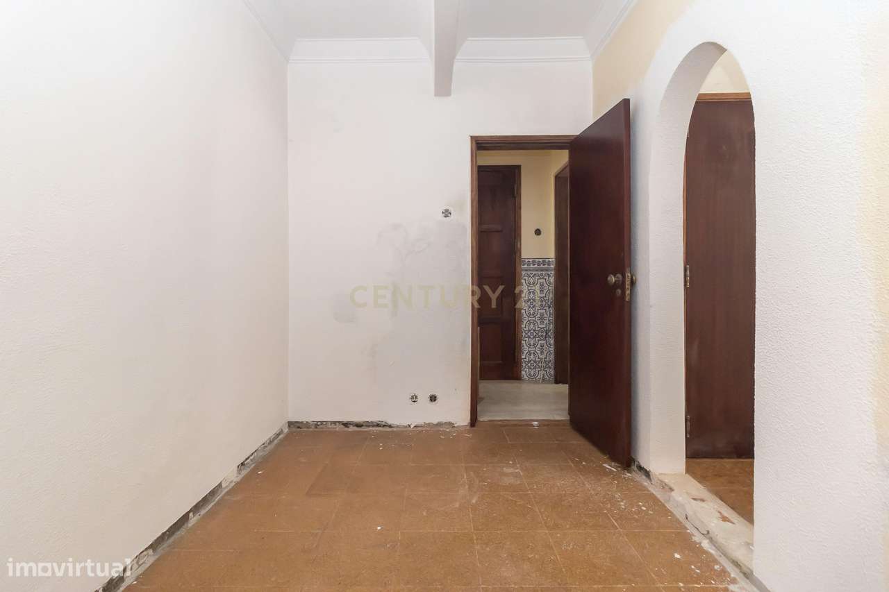 Apartamento com Potencial de Valorização em Almada-11