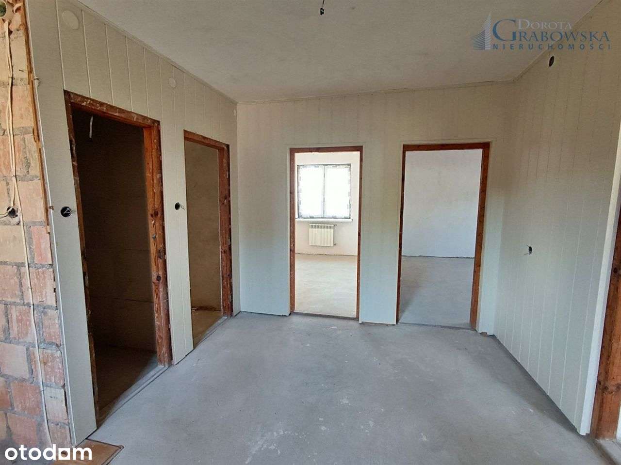 Wolnostojący dom w ładnym otoczeniu.-7