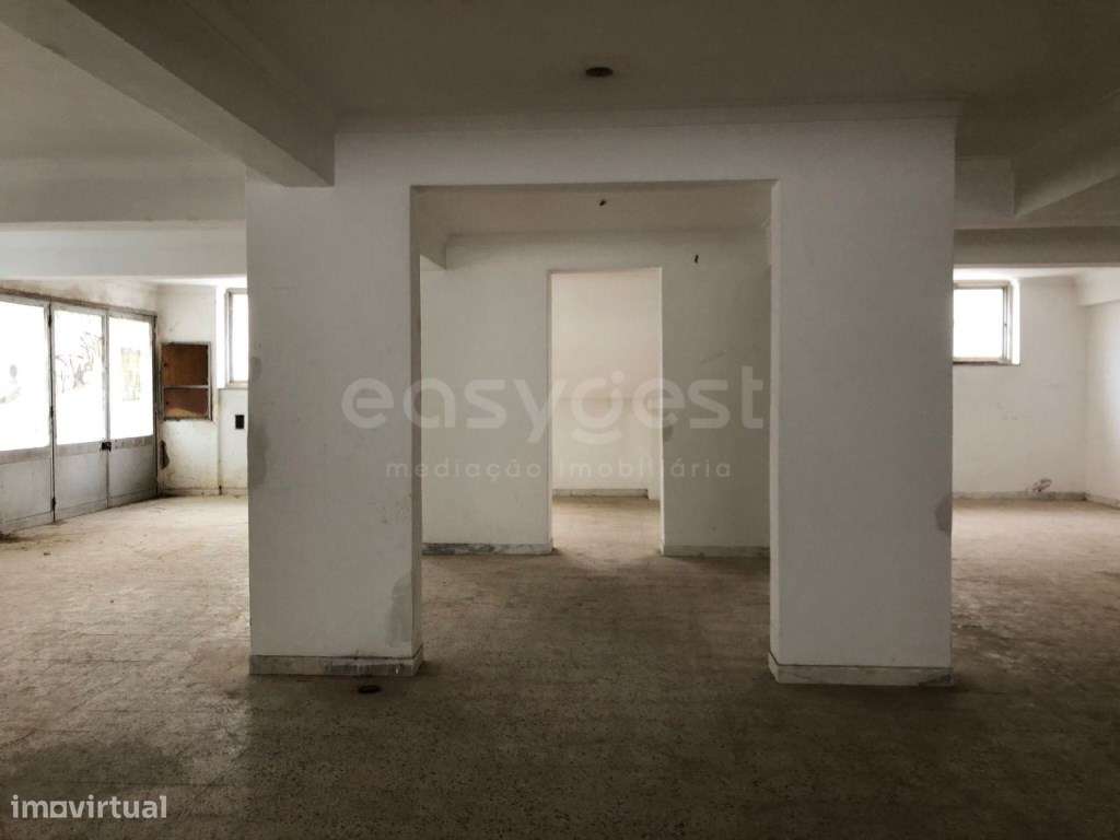 Loja com 210m² em cave com acesso direto à rua - Grande imagem: 5/26