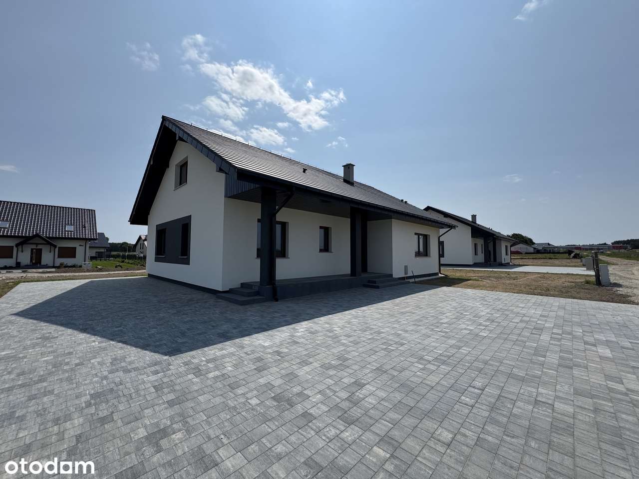 Nowoczesny parterowy dom z duża działką - wnętrze do urządzenia.
