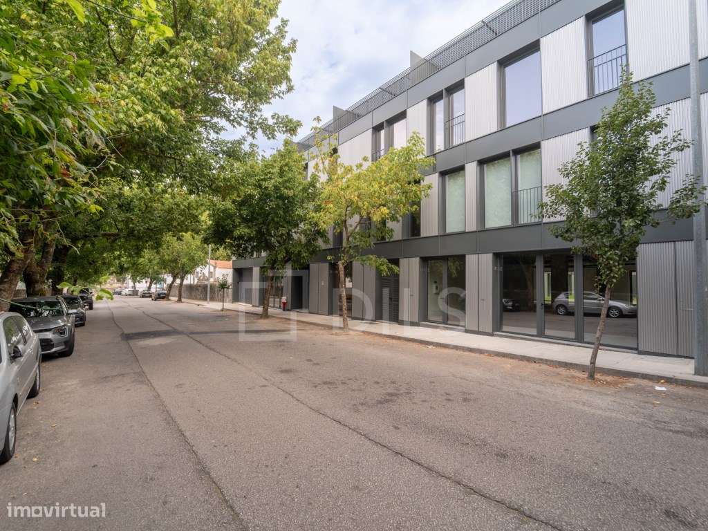 Loja com 546 m2 e garagem, Senhora da Hora - Grande imagem: 2/28