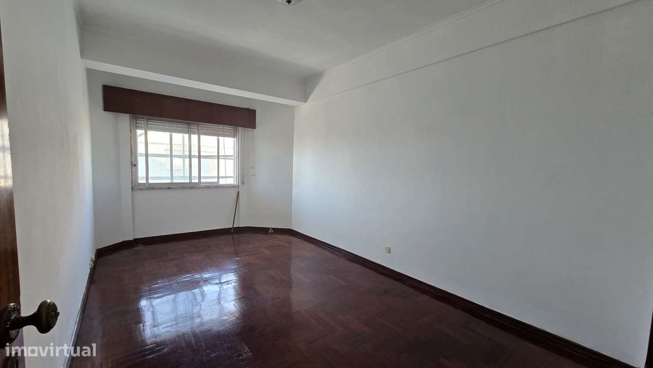 T4 com Vista de Sonho, 122 m² de Potencial Raro no Coração de Almada - Grande imagem: 3/10