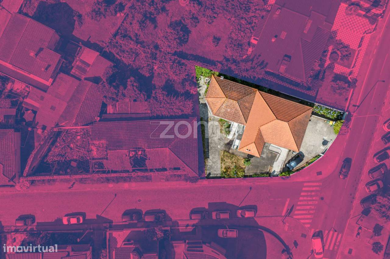 Moradia T5 4 frentes no Centro da Trofa-17