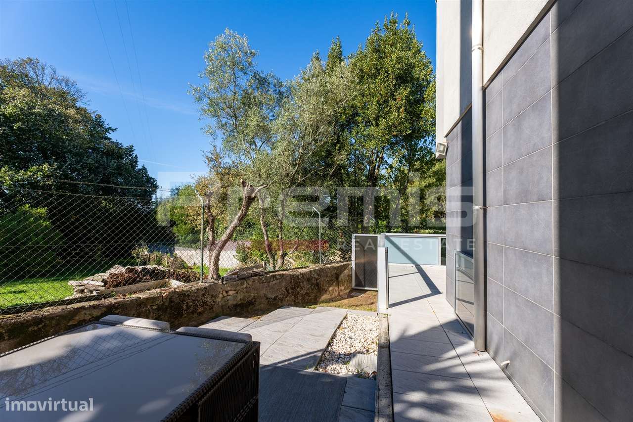 Moradia T5, com jardim e garagem para 4 carros, em Vila Nova de Gaia-13