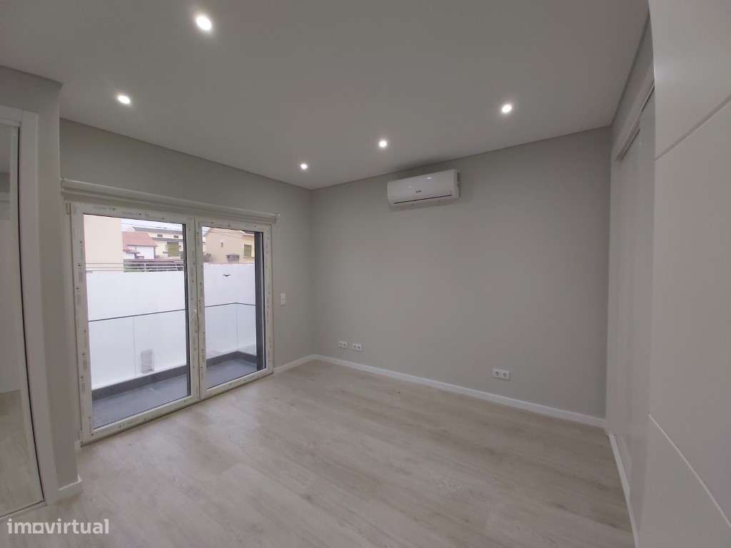 Moradia isolada T3+2, com garagem, jardim e piscina.-9