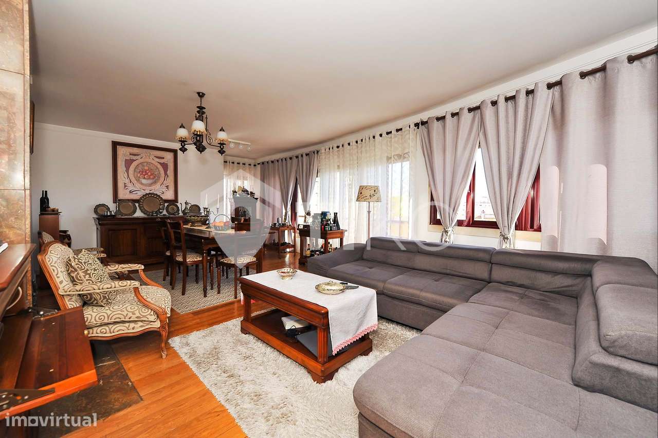 Excelente Apartamento 6 divisões com 2 parqueamentos e 2 arrecadações - Grande imagem: 3/35