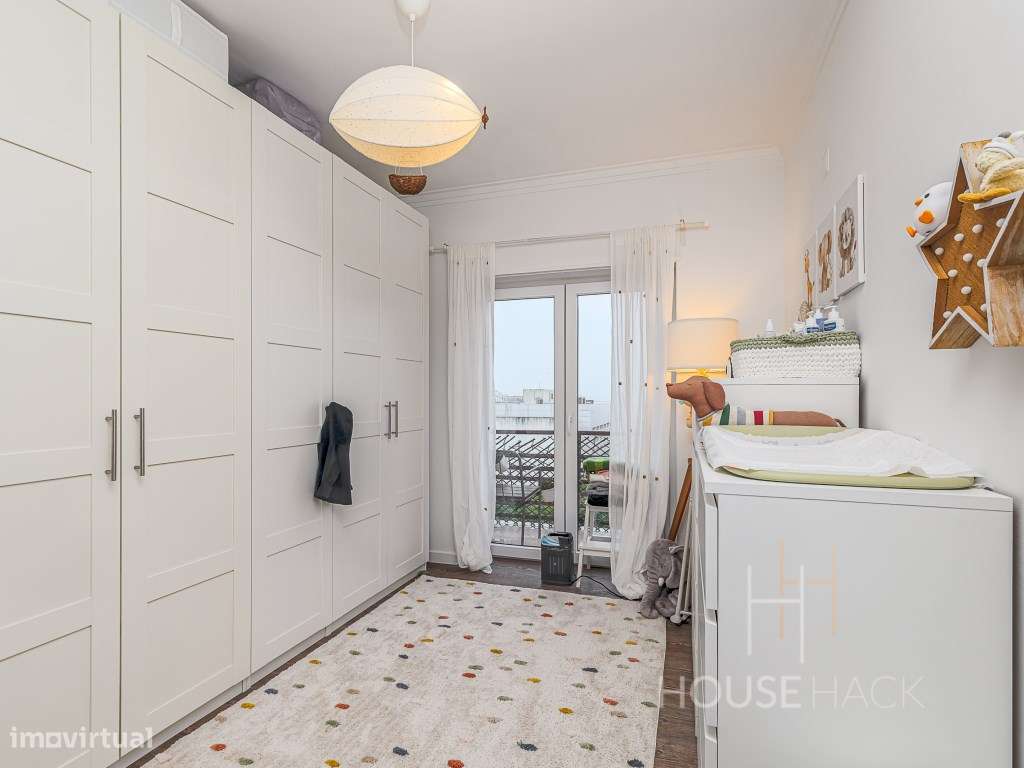 T2 Remodelado no Pragal com vista rio e duas varandas-20