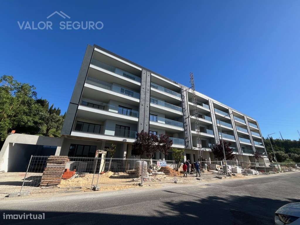 Apartamento T3 novo com garagem 2 viaturas no Sobralinho-9