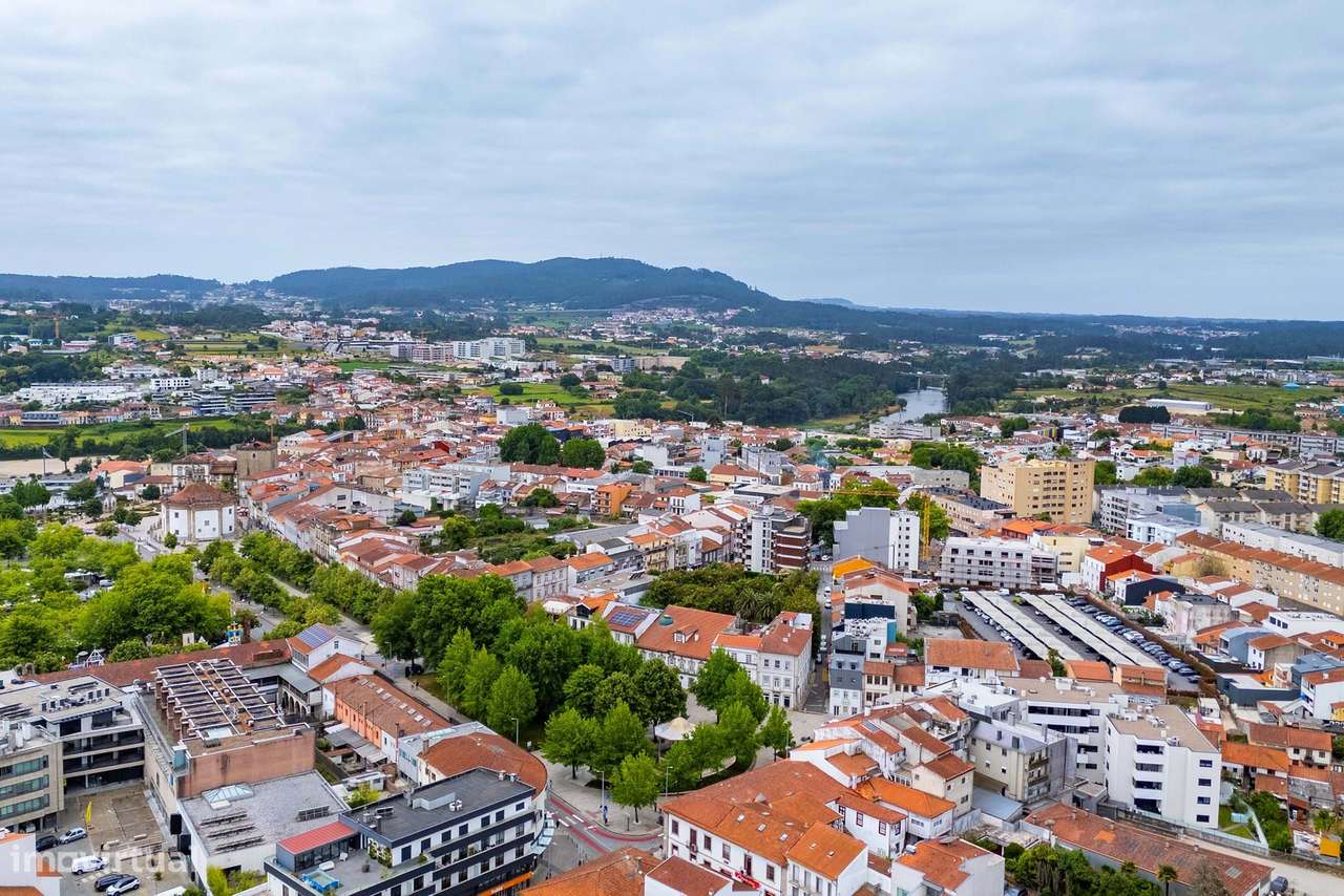 Trespasse de Conceituada Loja de Roupa Infantil no Centro de Barcelos-2