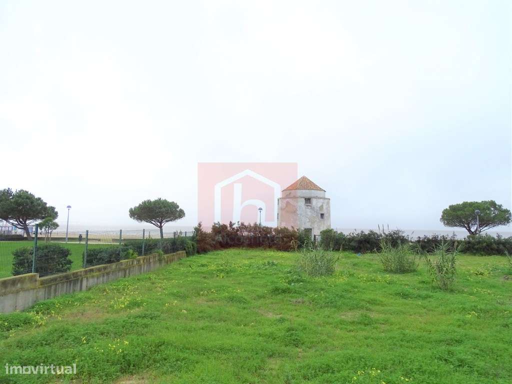 Edifício habitacional e Moinho para recuperar em Alcochete-6