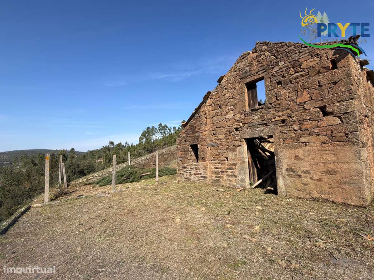 Ruína em pedra de xisto com boas vistas sobre a Aldeia e a Ribeira-11