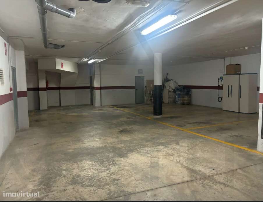 Garagem Espaçosa com Luz Natural em Lisboa - Grande imagem: 2/3