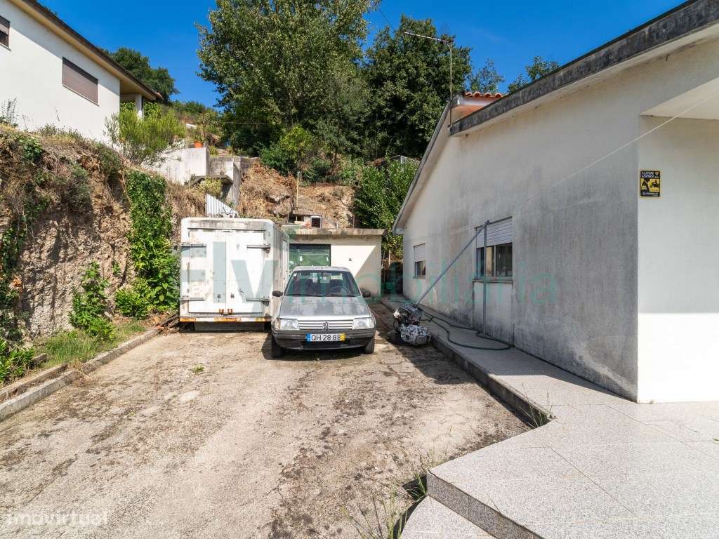MORADIA TÉRREA COM GRANDE POTENCIAL | GARAGEM E JARDIM-15