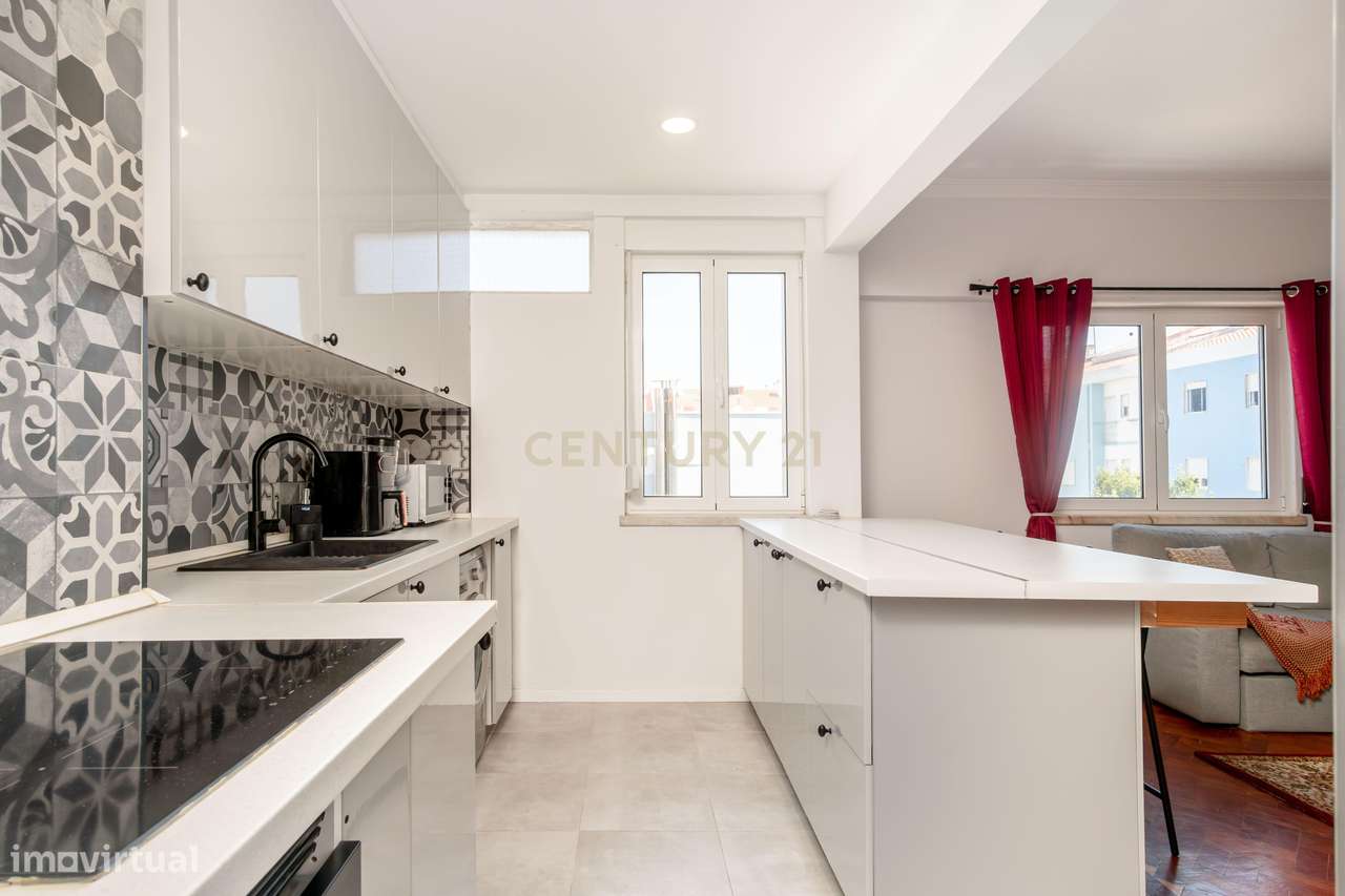 Apartamento T2 com 2 WC's e Varanda Ampla – Totalmente Renovado – Bura-19