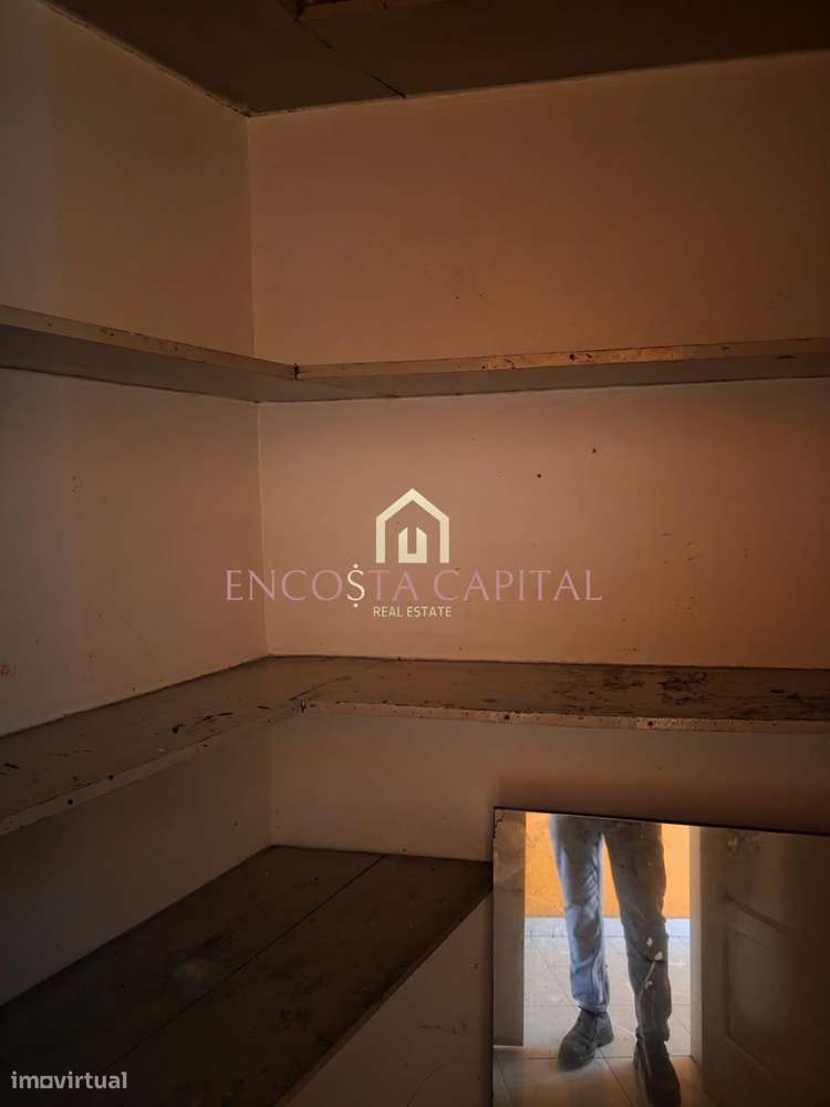 Apartamento T2 Praça 1º de maio Camarate.-9