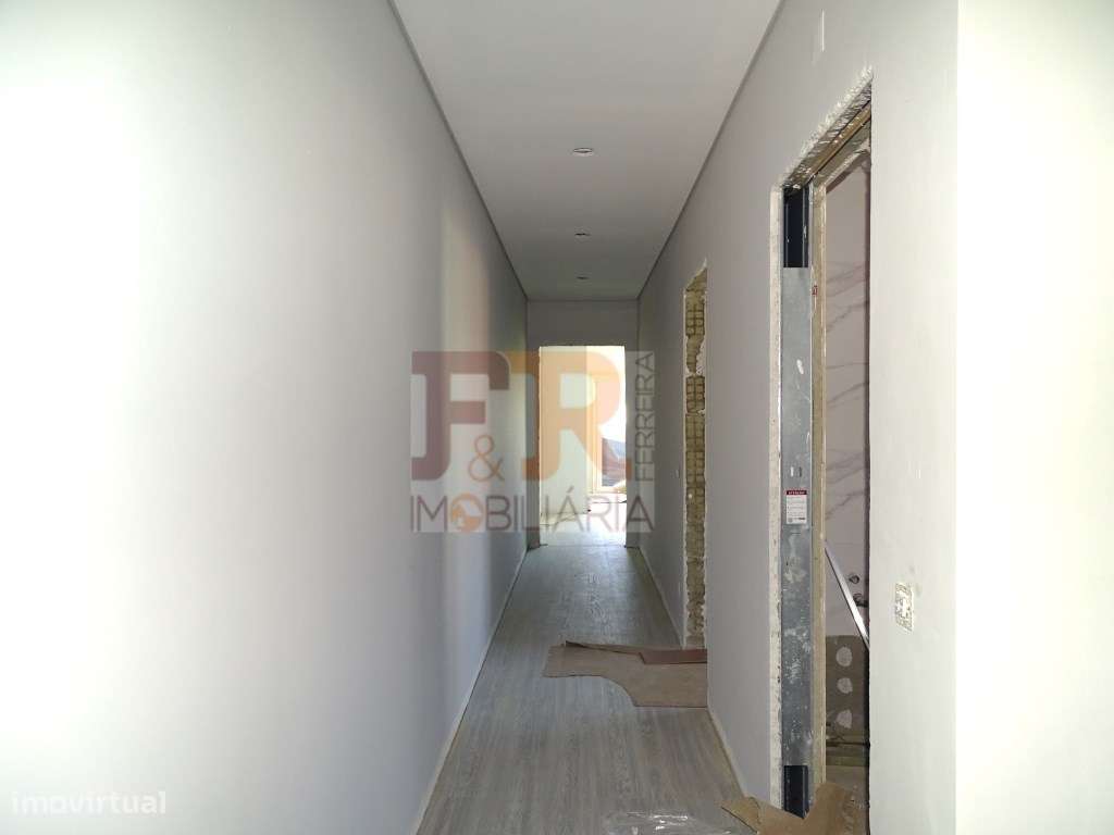 Geminada Duplex T3 com Pérgula Fernão Ferro - Grande imagem: 4/16