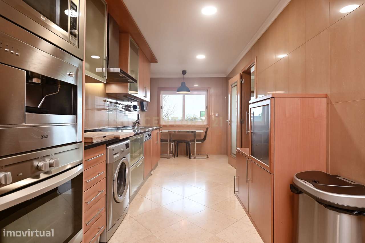 Apartamento T2 com garagem box e acessos adaptados na Urbanização Oute-8