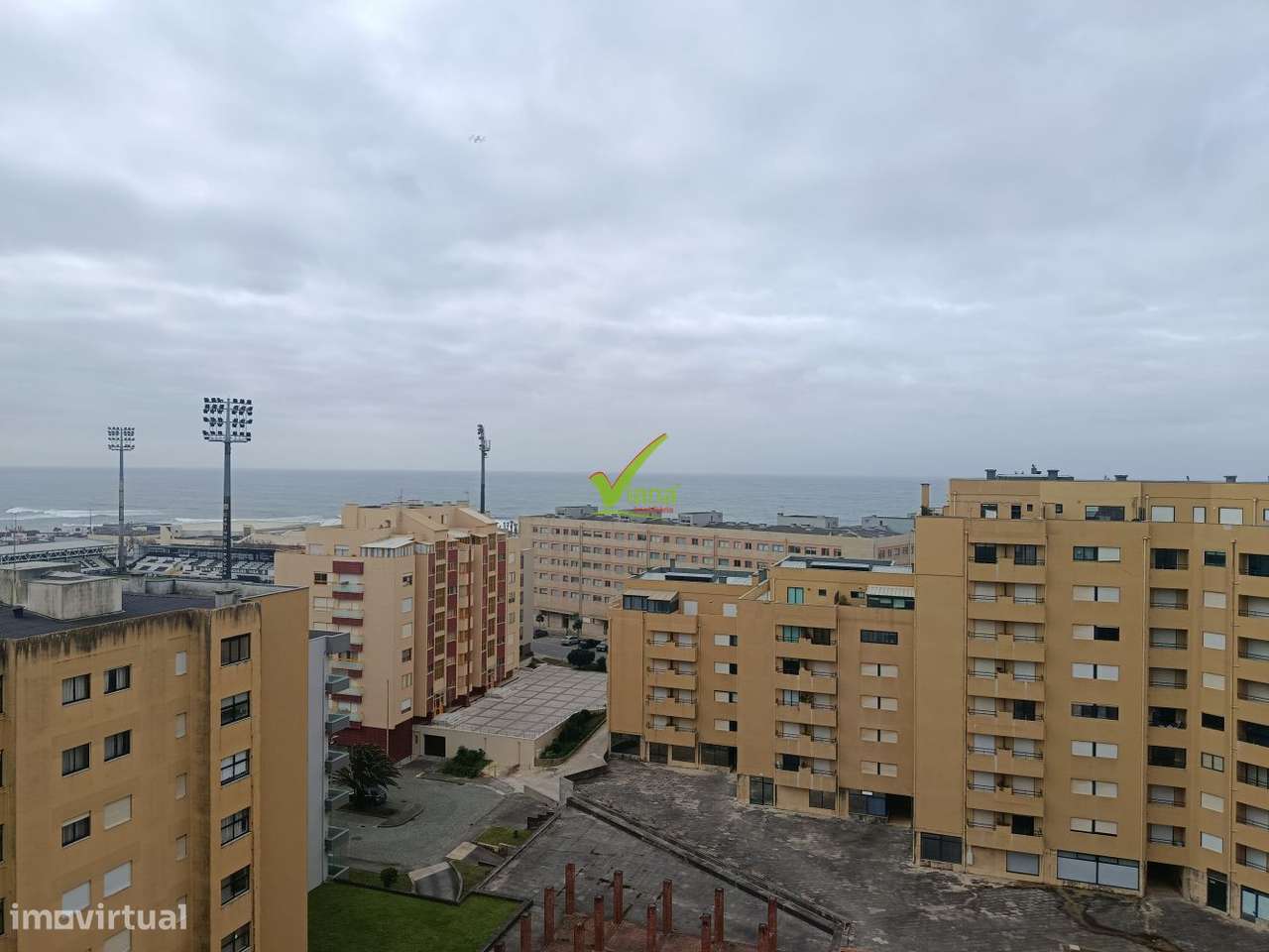 T. 1 com garagem e vistas de mar-12