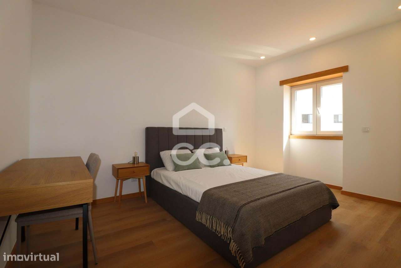 Moradia totalmente remodelada com 6 apartamentos T2 junto à Dias da Si-20