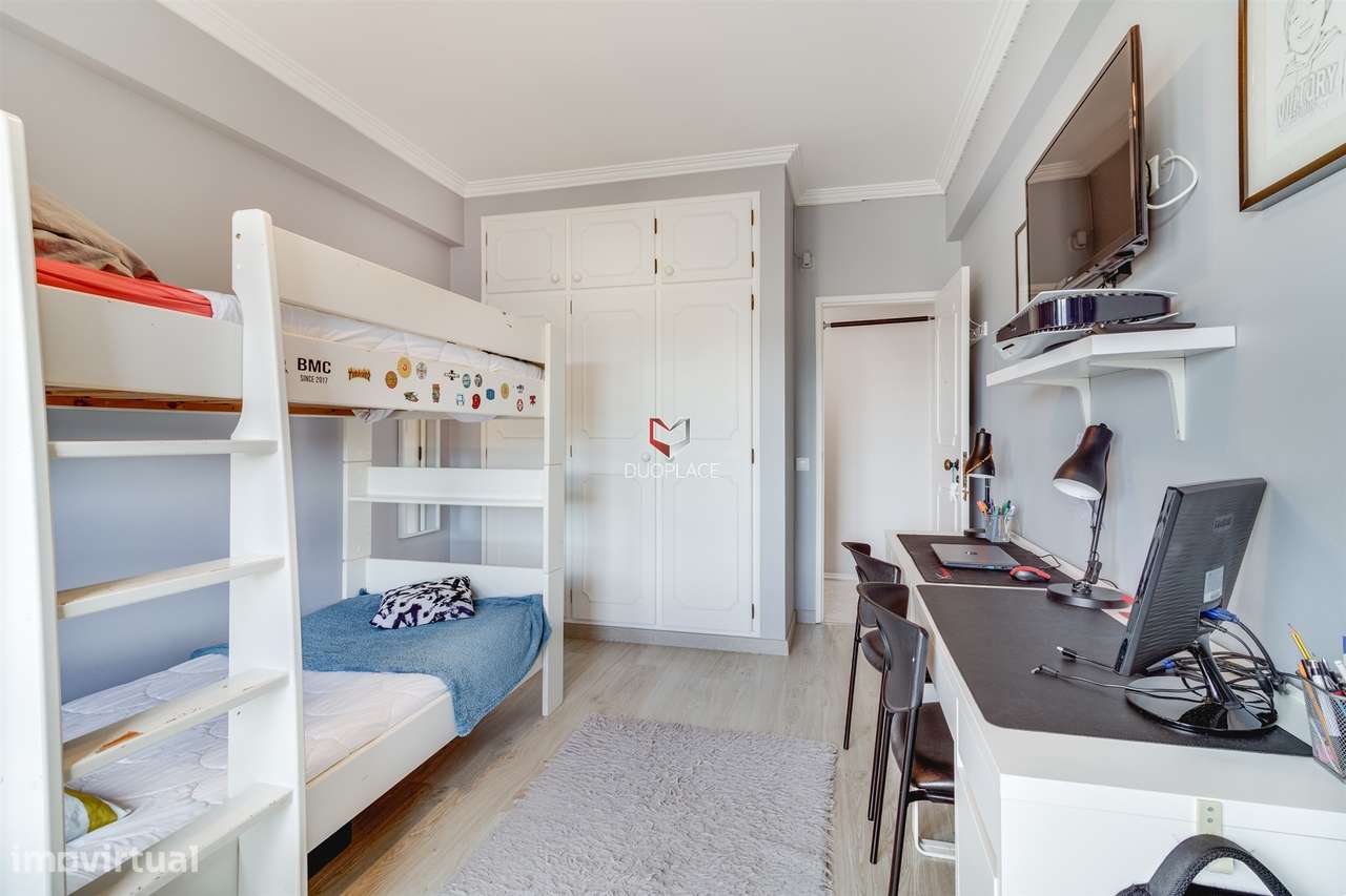 T2 com Vista Deslumbrante no Coração de Setúbal – 7º Andar com Elevado-13