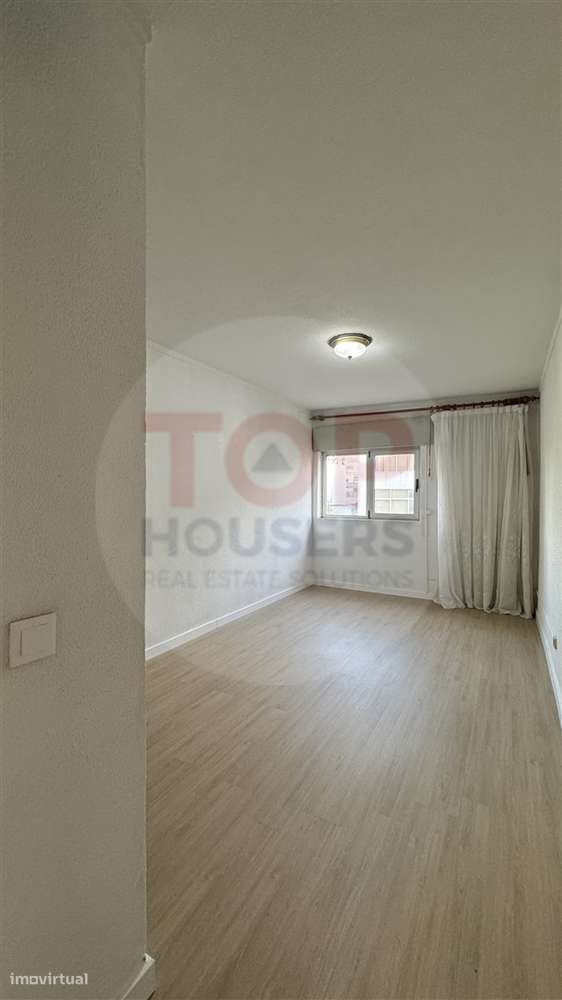 Apartamento T4 com elevador no centro de Faro-8