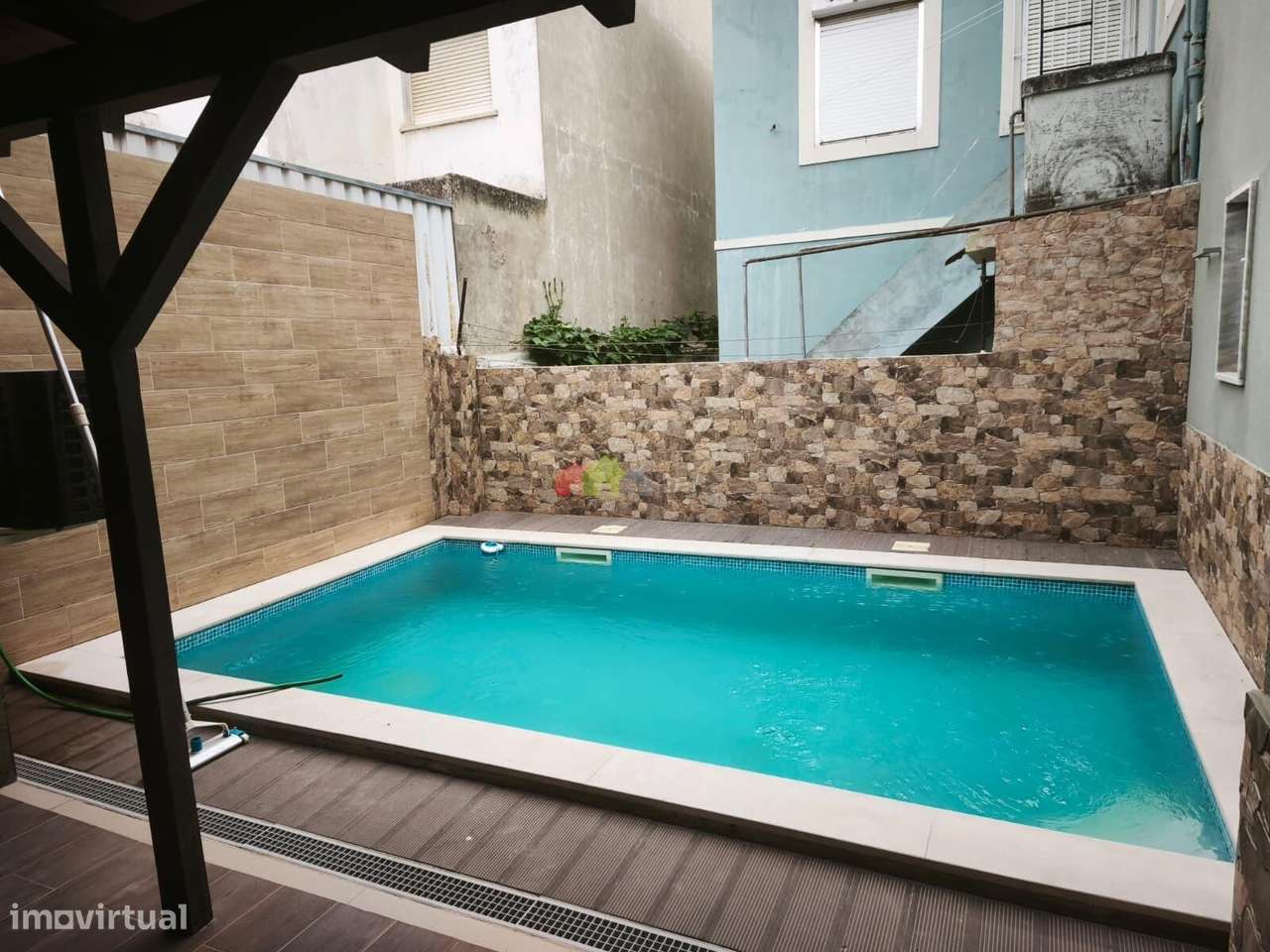 Moradia T4 com Piscina no Centro Alhos Vedros-0