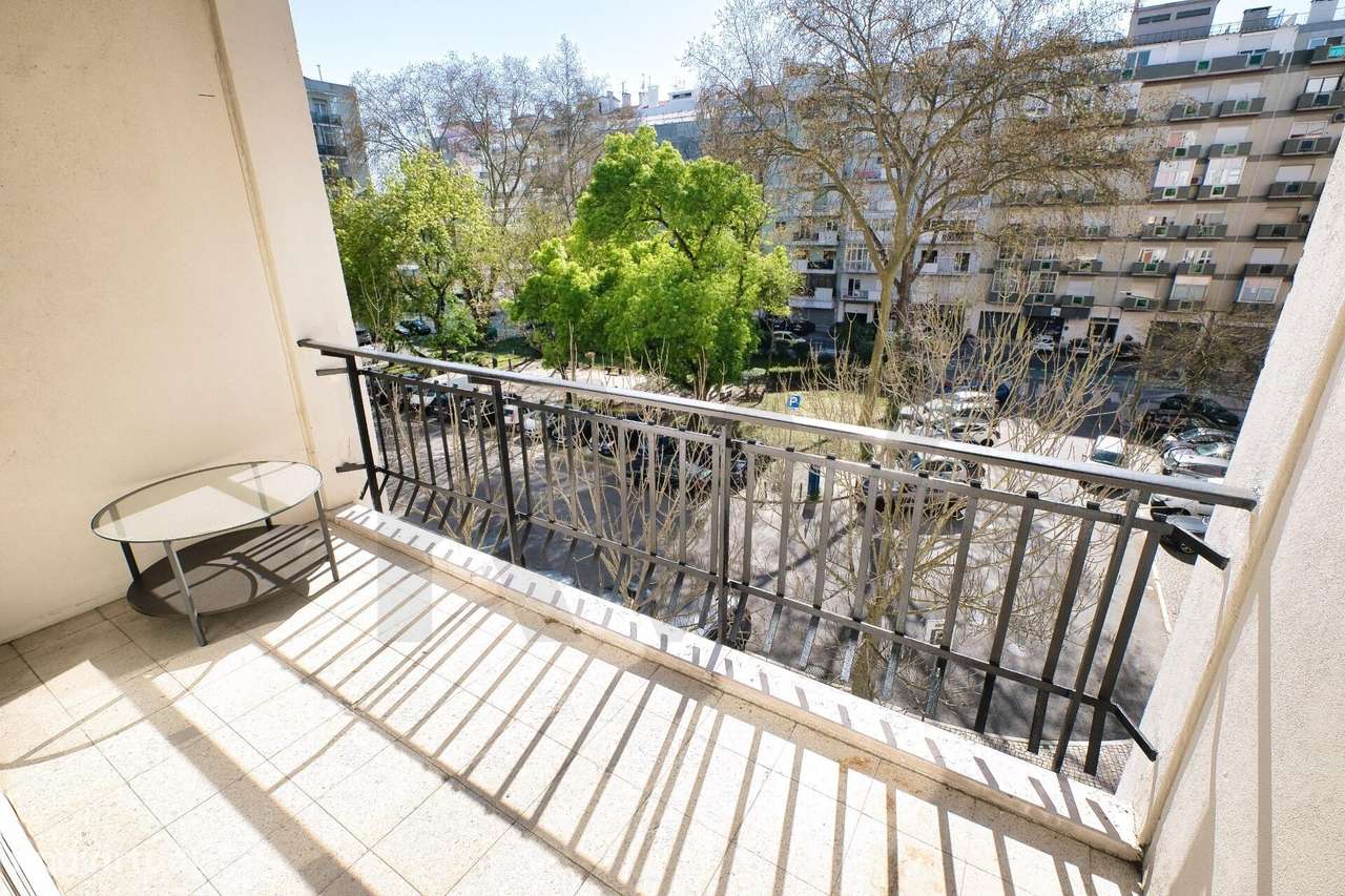 Arrenda | Apartamento T2 Remodelado no Lumiar - Grande imagem: 4/21