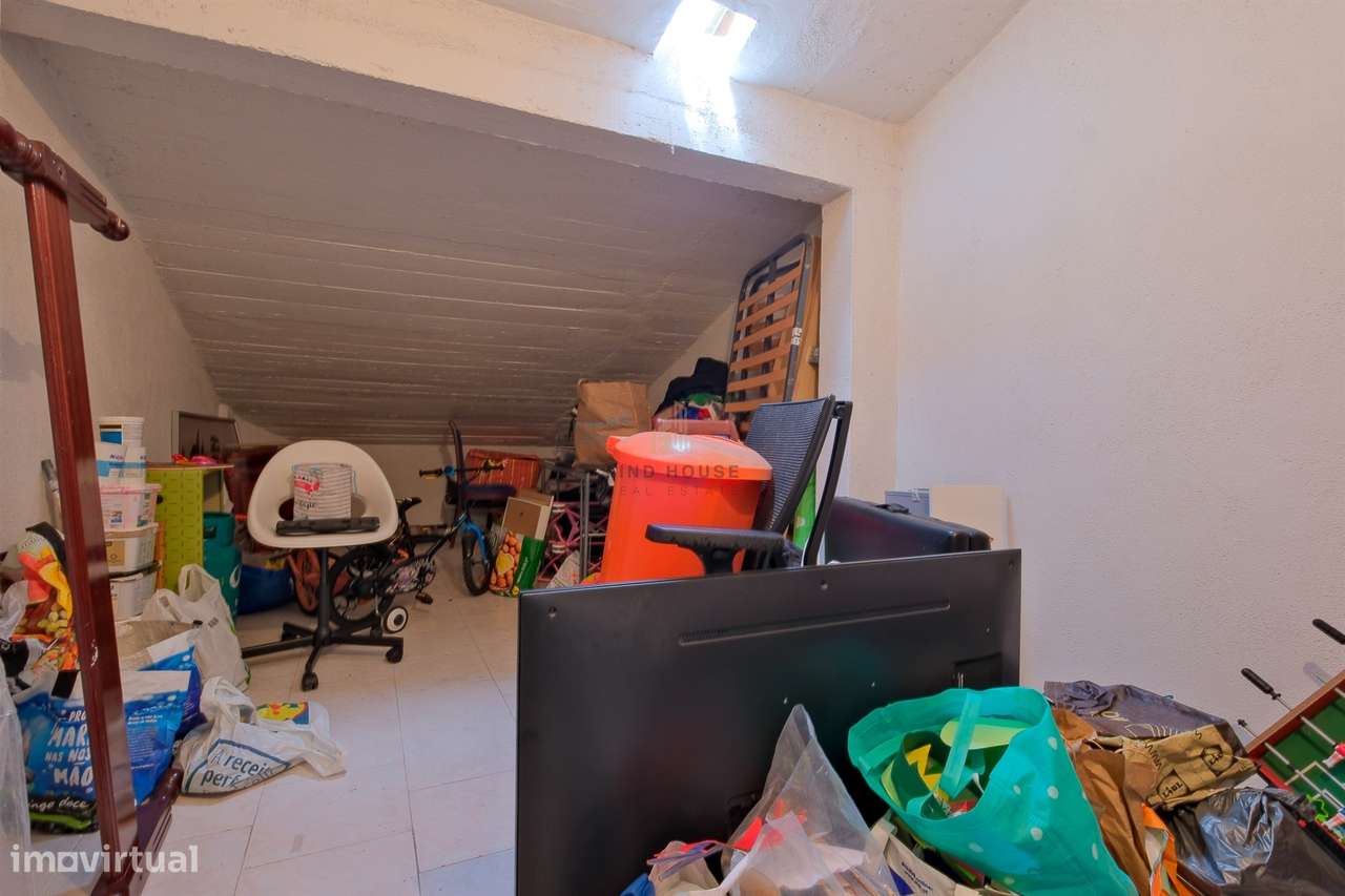 Apartamento T2 com terraço, lugar de garagem e arrecadação em Vale de-19